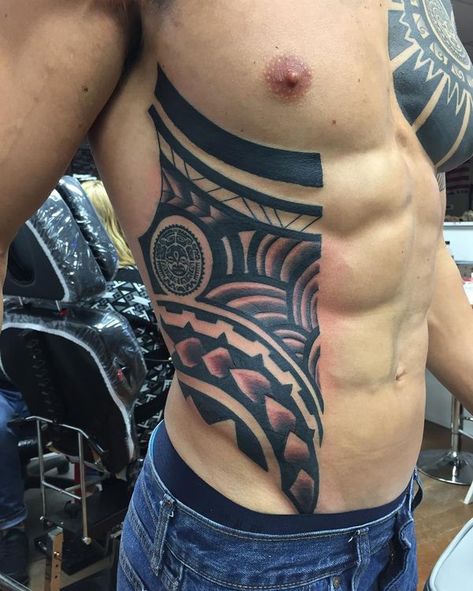 Tattoo Costillas, Mandala Tattoo Men, Rib Tattoo Quotes, Flower Tattoo On Ribs, Rib Tattoos For Guys, Tattoos On Side Ribs, Cage Tattoos, Shoulder Blade Tattoo, Abstract Tattoo Designs