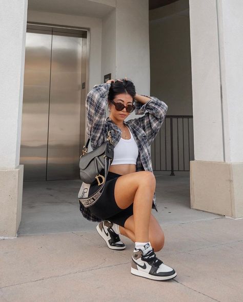 Streetwear Shoot Poses, Poses For Pictures Instagram Streetwear, Poses Showing Off Shoes, Summer Sneaker Outfits Women, Streetwear Poses Women, Streetwear Photoshoot Women, Sneaker Poses, Poses To Show Off Shoes, Sneaker Pose