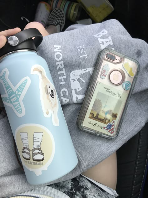 Aesthetic Water Bottle Stickers, Hydroflask Stickers Ideas, Water Bottle Aesthetic Stickers, Tumblr Bottle, Flask Aesthetic, Hydroflask Aesthetic, Shrek Cake, Bottle Aesthetic, Water Bottle Art