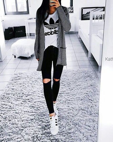 adidas playeras                                                       … Ulzzang Korea, Look Adidas, Mode Tips, Athleisure Women, Adidas Fashion, Adidas Outfit, Modieuze Outfits, Adidas Shirt, Fotografi Potret