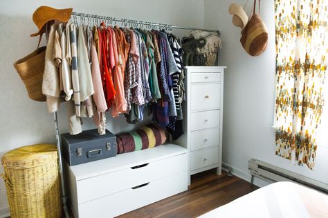 Real Small-Space Closet Solutions: How To Hang Your Clothes Out in the Open Without it Looking Like a Mess Small Space Clothing Storage, Apartment Therapy Small Spaces, Small Apartment Therapy, Diy Clothes Storage, Small Closet Space, No Closet Solutions, Small Space Bedroom, Open Closet, Small Closets