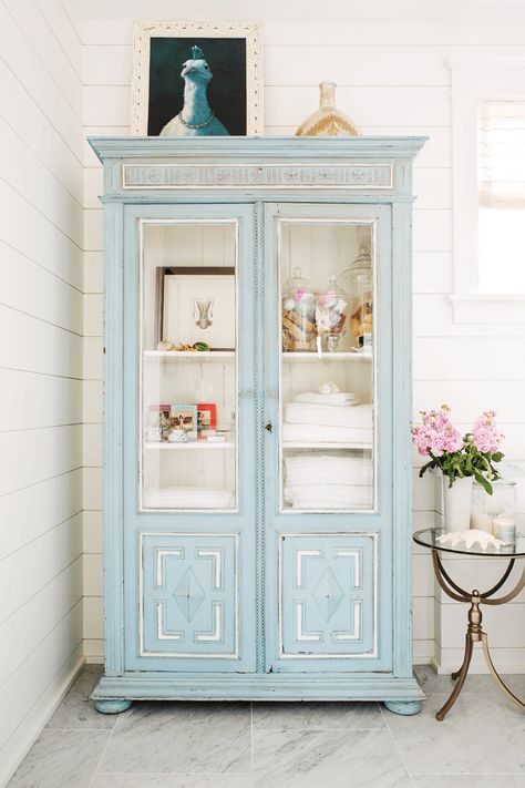 A Charming Beach Farmhouse - Cottage style decorating, renovating and entertaining Ideas for indoors and out Small Coastal Cottage Decorating Ideas, Farmhouse Beach Kitchen, Antique Beach House Decor, Coastal Antique Decor, Beach Cottage Bedrooms Coastal Style, Beach Cottage Style Bedroom, Beach Cottage Style Kitchen, Vintage Beach House Decor, Beach Farmhouse Decor