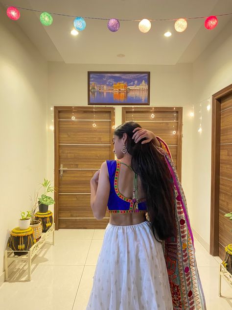 Lehnga Photoshoot Poses, Navratri Poses, Navratri Pictures, Navratri Outfits, Garba Outfit, Outfits Gorditas, Simple Lehenga, Lehenga Designs Simple, Desi Fashion Casual