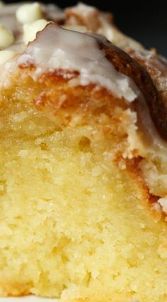 The Most Ridiculous Vanilla Cake ~ Seriously the softest most moist cake EVER, it literally melts in your mouth! Lemon Oreo, Treat Business, Moist Vanilla Cake, Vanilla Cake Mixes, Moist Cake, Vanilla Cake Recipe, Bundt Cakes Recipes, A Piece Of Cake, Oreo Cheesecake