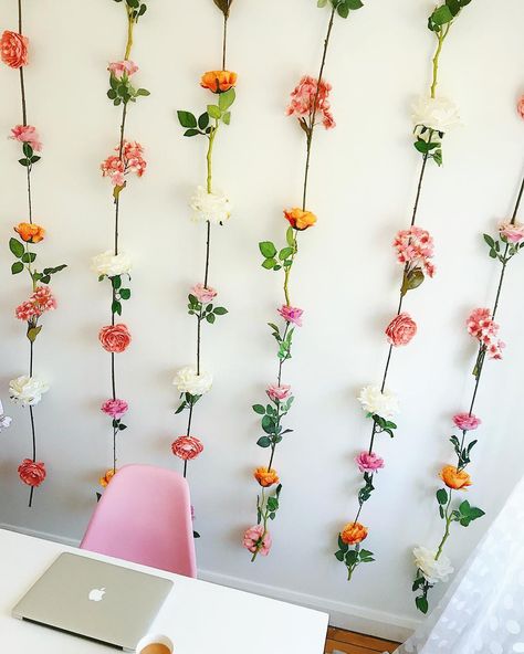 Hanging Flowers Wall Decor, Easy Flower Wall Backdrop, Flower Garland Wall Decor, Hanging Flower Wall Diy, How To Make A Flower Curtain, Flower Wall Home Decor, Flower Stem Wall, Salon Photo Backdrop Wall Diy, Photo Flower Wall