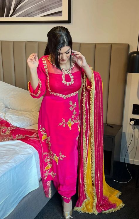 Pink Punjabi Suit, Punjabi Dress Design, Suits Party Wear, Punjabi Suits Party Wear, Patiala Suit Designs, Long Blouse Designs, Silk Kurti Designs, Punjabi Suits Designer Boutique, Trendy Outfits Indian