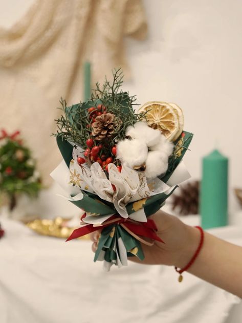 Christmas Flower Bouquet Gift, Christmas Bouquet Gift Flowers, Flower Bouquet Christmas, Xmas Flower Arrangements, Christmas Flower Bouquet, Homemade Bouquet, Xmas Hampers, Christmas Floral Designs, Floral Packaging