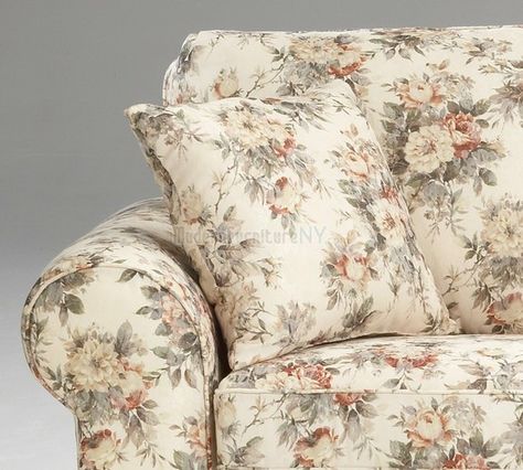 floral couch Flower Couch Living Rooms, Patterned Couch, Chintz Decor, French Floral Pattern, Floral Couch, Flower Furniture, Victorian Sofa, Floral Sofa, Pretty Furniture