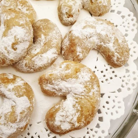 These delicious little walnut crescent cookies are a traditional German Christmas treat that you will love. This is a foolproof recipe that needs only 4 main ingredients and you can adjust the flavours to suit your own taste. #foodleclub #homemade #germancookies #vanillekipferl #traditionalcookies #christmascookies Cookies Walnut, Homemade Fish Cakes, Confectioners Sugar Icing, Traditional German Christmas, German Christmas Cookies, Crescent Cookies, German Cookies, Fish Cakes, Fried Fish Recipes