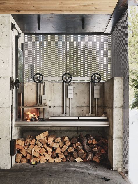 An impressive forest house in Truckee with stunning design details Faulkner Architects, Bamboo Fountain, Olson Kundig, Powder Room Sink, Steel Cladding, Stair Wall, Fire Grill, Internal Courtyard, Japanese Bamboo