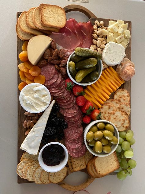 Charcooterie Board Ideas, Classic Charcuterie Board Ideas, Chaqutary Board, Charcuterie Board Without Meat, Easy Cheeseboard Ideas, Cachuteri Board, Cuttery Board Ideas, Coldcut Platter, Chaterurie Board Ideas