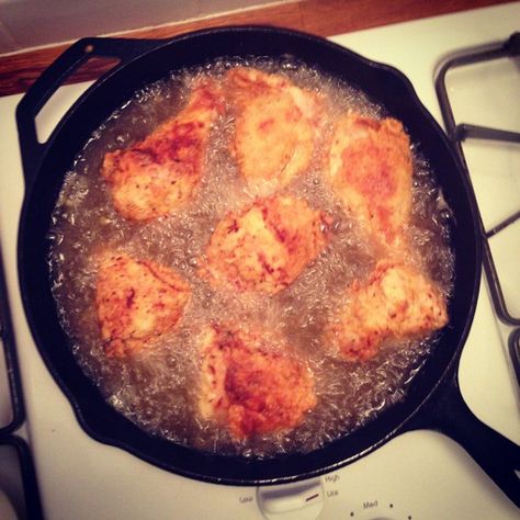 Cast Iron Fried Chicken, Cooking Fried Chicken, Cast Iron Skillet Cooking, The Best Fried Chicken, Best Fried Chicken, Making Fried Chicken, Iron Skillet Recipes, Oven Fried Chicken, Chicken Pieces