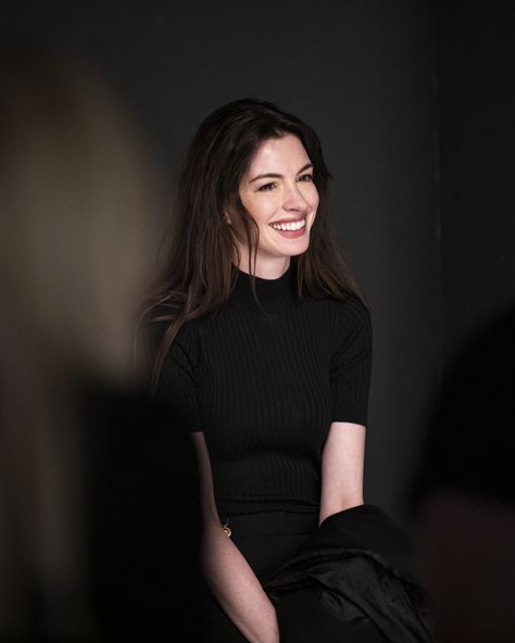 Versace Icons Behind the Scenes Anne Hathaway Style, Le Rosey, Estilo Rory Gilmore, Kaptan Jack Sparrow, True Winter, Anne Hathaway, Fav Celebs, Mode Vintage, Everyday Style