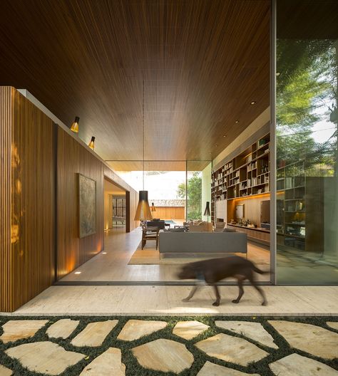 Gallery - Tetris House / Studiomk27 - 37 Modernism Interior, Brazil Architecture, Kaufmann House, Studio Mk27, Casa Interior, Casa Patio, House Studio, Minimalist Life, Patio Interior