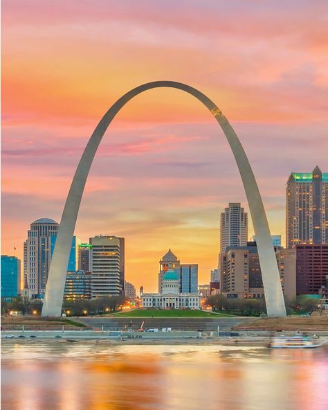 Embrace the spirit of exploration at the Gateway Arch, a towering symbol of America's westward expansion. ✨ 📌 Gateway Arch, St. Louis - - - #usaroadtrip #usatravel #unitedstates #visitusa #stlouis #stlouismo #gatewayarch #stlouisgram #downtownstl #explorestlouis #downtownstlouis #stlouismissouri #visitmissouri #visitstlouis Twa Flight Center, Disney Hawaii, Twa Hotel, St Louis Arch, The Gateway Arch, Interior View, Gateway Arch, Visit Usa, Eero Saarinen