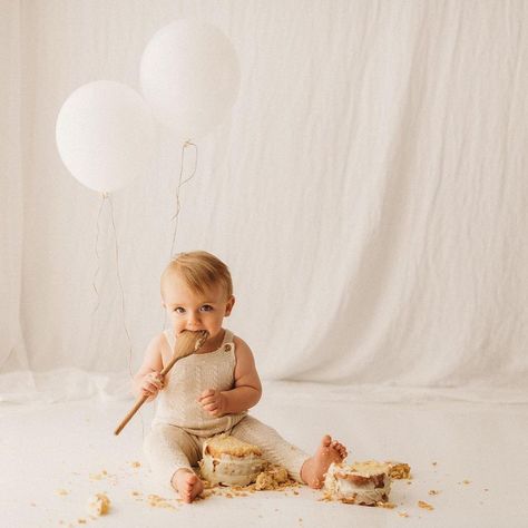 Minimal First Birthday Cake, Neutral 1st Birthday Photoshoot, December Cake Smash, Simple Boy Cake Smash, One Year Old Indoor Photoshoot, Minimal First Birthday Photoshoot, At Home Cake Smash Photoshoot, First Birthday Studio Photoshoot, Boy Cake Smash Photos