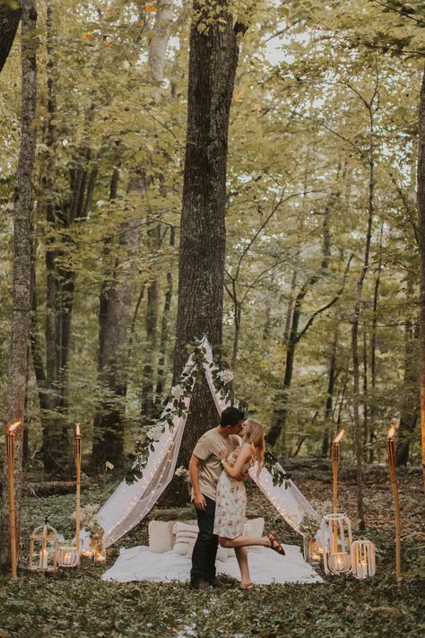 Proposal Outdoor Decor, Proposal Ideas Forest, Woods Proposal Ideas, Proposal Ideas Hiking, Proposal In Woods, Outdoor Proposal Ideas Woods, Outdoor Proposal Ideas Decor, Proposal Scavenger Hunt Ideas, Proposal Ideas Woods