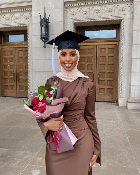 Graduation Outfit Ideas Modest, Muslim Graduation Outfit, Hijab Graduation Outfit, Graduation Dress Modest, Modest Graduation Outfit, Graduation Outfit Ideas Hijab, Modest Graduation Dress, Graduation Dress University, Graduation Outfit Ideas University