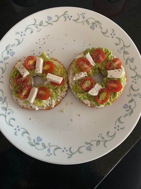 Bagel And Cream Cheese Ideas, Cream Cheese Bagel Ideas, Bagel With Avocado, Breakie Ideas, Bagel Fillings, Mom Lunch, Avocado Bagel, Cream Cheese Bagel, Bagel With Cream Cheese