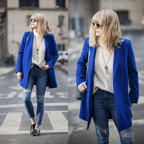 Financial District Blue Jacket Style, Blue Coat Outfit, Black Loafers Outfit, Blue Blazer Outfit, Blue Dresses For Women, Blue Dress Outfits, Royal Blue Blazers, Blazer Bleu, Turtleneck Outfit