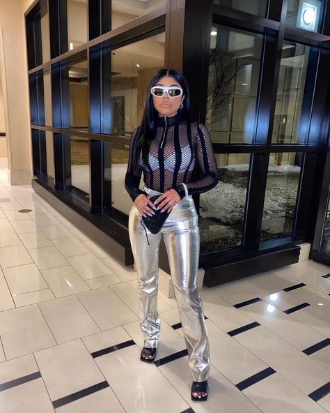 Silver Outfits For Black Women, Sliver Pant Outfit, Silver Glasses Outfit, Outfits With Silver Pants, Silver Pants Outfit Black Women, Chrome Outfit Black Women, Silver Outfit Black Women, Metallic Outfit Ideas, Metallic Boots Outfit