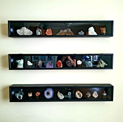 Geode Collection Display, Crystal And Stone Display, Figurine Display Shelf, How To Display Trinkets, Rock Display Shelf, Display Rocks Collection, Mineral Display Ideas, Crystal Wall Display, Figurine Display Ideas Shelves