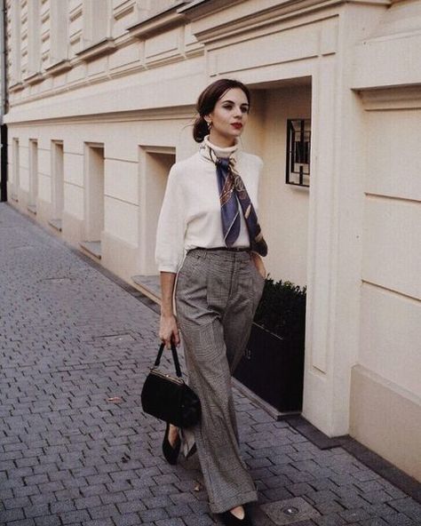 Elegant Ways to Style Your Outfit With Scarf Parisian Style Winter, Silk Scarf Outfit, Parisian Outfits, Parisienne Style, Parisian Look, Style Parisienne, Silk Scarf Style, Parisian Chic Style, Head Scarf Styles