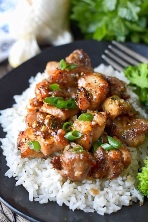 Honey butter garlic chicken is super easy. Perfect one pan meal that uses just a few ingredients and comes together quickly. #chicken #honeybutterchicken #skilletmeal Butter Garlic Chicken, Mapo Tofu, Garlic Chicken Recipes, Pasti Sani, Garlic Butter Chicken, Idee Pasto, Makanan Diet, Honey Garlic Chicken, Läcker Mat