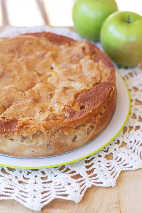 French Apple Custard Cake Apple Custard Cake Recipe, Apple Custard Cake, Custard Cake Recipes, Apple Custard, French Apple Cake, Custard Cake, Apple Cake Recipes, Dessert Ingredients, Deilig Mat