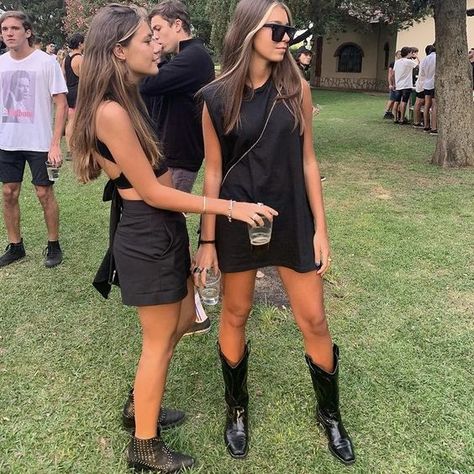 Loose Festival Outfit, Black Cowboy Boot Outfits, Black Festival Outfit, Cowboy Boots Women Outfits, Black Cowboy Boots Outfit, Bota Western, Cowboy Boots Outfit, Botas Cowboy, Outfit Botas