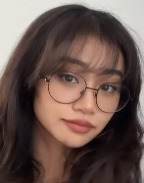 Fringes On Round Faces, Bangstyle Hair Long Glasses, Hair Bangstyle For Round Face, Bangs For Round Face Small Forehead, Cute Front Bangs, Bangs With A Small Forehead, Aesthetic Wispy Bangs, Wispy Bangs Round Face Small Forehead, Fringe Bangs For Round Face