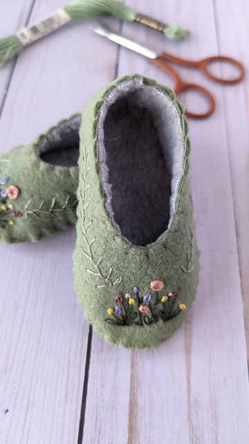 Olive This Felt | Jenny Bolhofner on Instagram: "Call me sappy, but I'm a sucker for making baby shoes 🥹 #olivethisfelt #babyshoes #handmadeshoes #babygift #feltshoes #handmadeshoes #handmadeisbestmade #handmadewithlove #handmadegift #felt #feltfun #embroidery #handembroidery #babygirl #fiberart #fiberartist #embroiderystitches #handstitching #slowstitching #handembroidered #floralembroidery #babybooties #feltmaker" Felt Baby Shoes Pattern Free, Felt Stocking Patterns, Felt Doll Shoes, Diy Fabric Shoes, Fairy Slippers, Felt Booties, Baby Shoes Diy Pattern, Homemade Shoes, Felt Baby Shoes