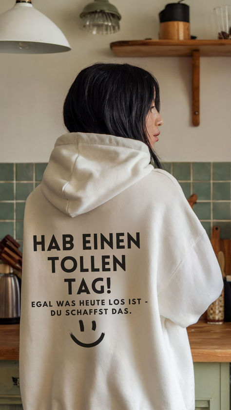 Entdecke unsere kuscheligen Statement Shirts und Backprint Hoodies mit motivierenden Sprüchen - für mehr Positivität, Selbstliebe und Achtsamkeit. Aus Bio Baumwolle, hochwertig bedruckt in Deutschland und plastikfrei versendet mit DHL. Jetzt umschauen 🩷 www.moteevation.de