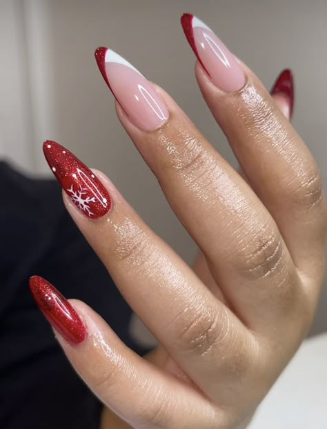 Oval Acrylic Nails Christmas, Christmas Nails Round Shape, Red Nails And White, Christmas Almond Nails Holidays, Xmas Nails Almond, Christmas Red And Green Nails, Red December Nails, French Manicure With Red, Green And Red Christmas Nails