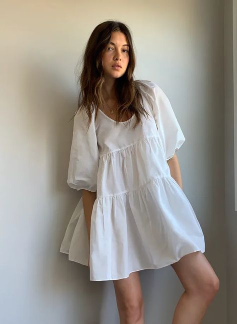 Spring 2021's Romantic Clothing Trend Is Different — Here Are The Pieces To Buy Now Summer Weekend Outfit, Taffeta Fabric, Populaire Outfits, Fantasy Dress, Little White Dresses, Weekend Outfit, Mode Inspo, Look Vintage, Tiered Skirt