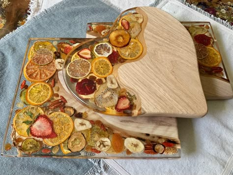 Resin And Wood Diy, Carpentry And Joinery, Resin Art Painting, Serving Tray Wood, Epoxy Resin Crafts, Inspirational Artwork, Wood Resin, Wooden Gifts, Serving Board