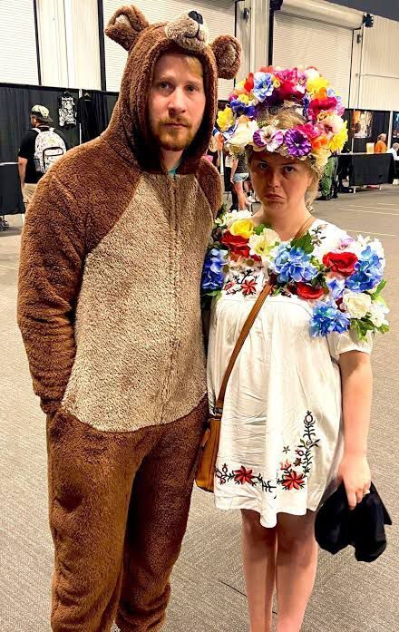 Mia And Sebastian Halloween Costume, Midsommar Halloween Costume Couple, Midsummer Halloween Costume, Midsommar Couple Costume, Horror Movie Costumes Couples, Midsommar Cosplay, Indie Couples Costumes, Midsommar Halloween Costume, Horror Movie Couples Costumes