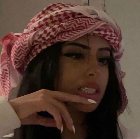 TikTok n0r4____ instagram n0ra_4444 Shotting Photo, Arabian Beauty Women, Swag Girl Style, Arab Women, كريستيانو رونالدو, Grunge Girl, Girl Swag, Cute Poses, Cute Selfie Ideas