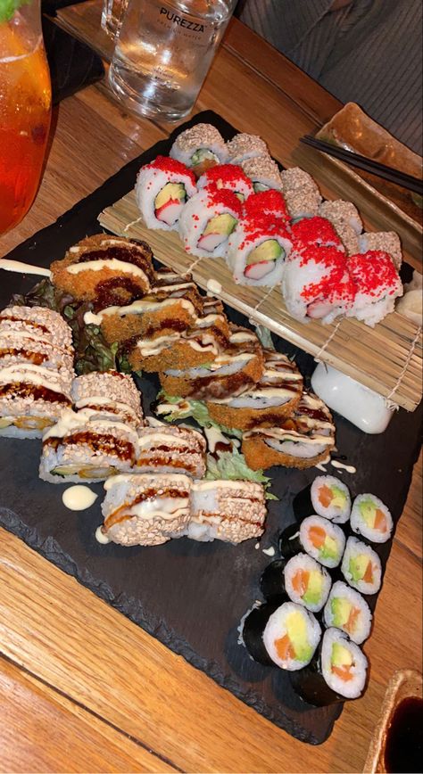 Cooked Sushi, Dinner Sushi, Foodie Pics, Sushi Platter, Food Babe, Yummy Comfort Food, Food Recepie, Japan Food, Cheap Meals