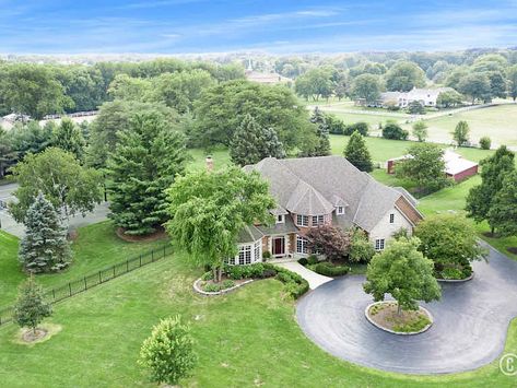 Roundabout driveway Tropical Driveway, Driveway Roundabout, Circular Driveway Landscaping, Roundabout Driveway, Circle Driveway Landscaping, Landscaping Entrance, Front Driveway, Circle Driveway, Driveway Ideas