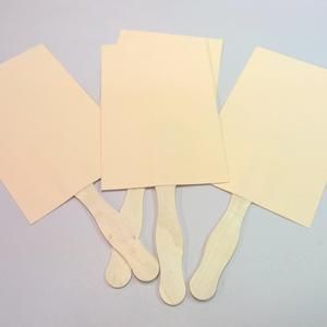 Wedding this summer? Get creative and make some paper fans your guests to help keep 'em cool. DIY Paper Fans Diy Wedding Fans, Hand Fans Diy, Paper Fans Wedding, Crayon Days, Reception Planning, Paper Hand Fans, Wedding Reception Planning, Convention Gifts, Diy Fan