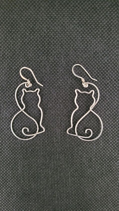 Hand crafted sterling silver wire cat designed earrings suitable for young girls or women with a ear wire closure made in Nepal. Can be used on a casual or special day. Wire Wrapping Ideas Easy, Wire Sculpture Easy, Wirework Earrings, Wire Cat, Wire Ornaments, Bijoux Fil Aluminium, Handmade Silver Jewellery, Wire Jewelry Designs, Earring Silver