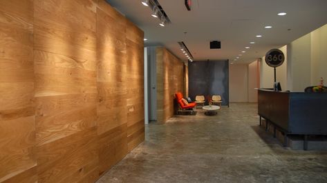 Traditional White Oak wood wall paneling clads the walls of the lobby entrance at HOK Kansas City | #whiteoakwood #woodwall #commercialdesign #natural #realwood #character #hardwoodpaneling #interiordesign #modernoffice #accentwall #moderndesign #whiteoak Wood Paneling Office, Horizontal Wood Paneling, Wood Wall Interior, Horizontal Wood Wall, Urban Office Design, Unique Garage Doors, Accent Wall Panels, Retail Interior Design, Oak Panels