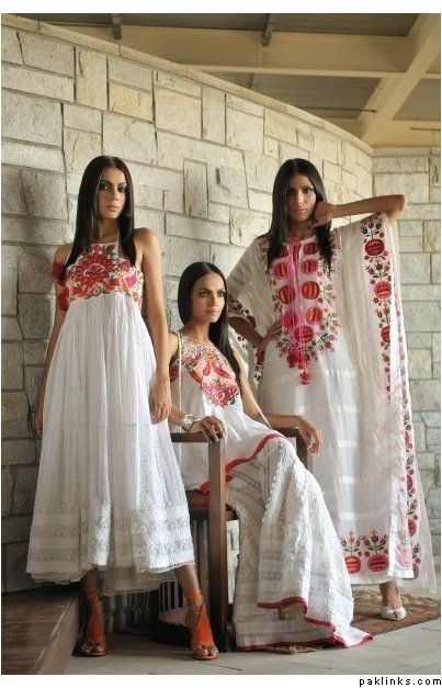 Traditional Dresses/ Modern Style Wedding Dresses Pakistani, Mexican Fashion, Three Women, Estilo Hippie, Salwar Kamiz, Desi Clothes, Patiala Salwar, Mode Boho, Ghagra Choli