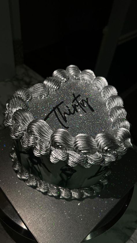 Chrome Cake Design, Boujee Cake Ideas, Chrome Heart Cake, Cake Silver Birthday, Silver Bday Cake, Silver Birthday Ideas, Cake 2024 Trend, Reputation Birthday Cake, Glittery Cakes