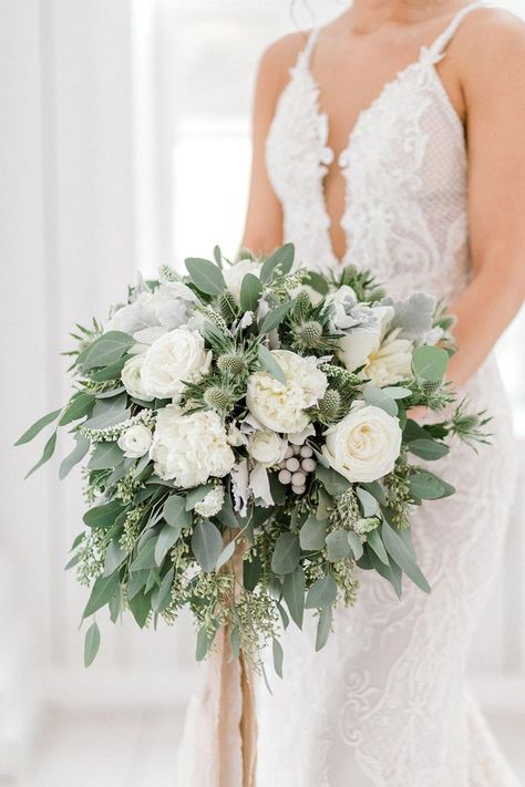 Winter Wedding Planning, New Years Eve Wedding, Fresh Wedding Flowers, Winter Wedding Bouquet, Nye Wedding, Beautiful Outdoor Wedding, White Wedding Flowers, White Bouquet, Wedding Flower Arrangements