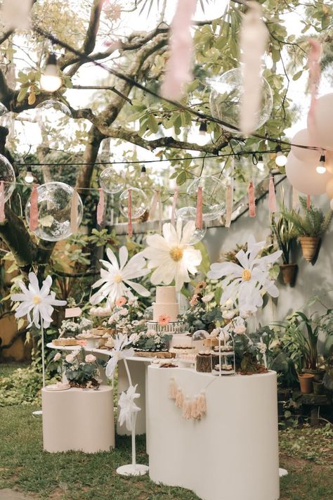 Outdoor Balloon Decorations, Daisy Birthday Party Ideas, Daisy Baby Shower, Flower Birthday Party, Fairy Garden Birthday Party, Daisy Party, Ballerina Birthday Parties, Garden Party Birthday, Bunny Birthday