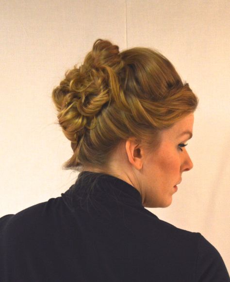 To create an easy 1880’s inspired hairstyle, begin with curly hair and lots of bobby pins: Take a few front pieces and keep them to the side, then start the process by making one loose bun ar… Heidi Braids, Dutch Braid Ponytail, Historical Hairstyles, Missy Sue, Vintage Hairstyles Tutorial, Old Hairstyles, Victorian Hairstyles, Braided Headband, Twist Braids