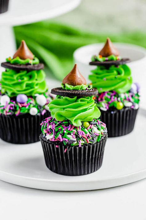 Witch Hat Cupcakes, Green Buttercream, Fun Halloween Desserts, Spooky Halloween Desserts, Hat Cupcakes, Halloween Food Cupcakes, Easy Halloween Food, Halloween Food Treats, Cupcakes Decorados