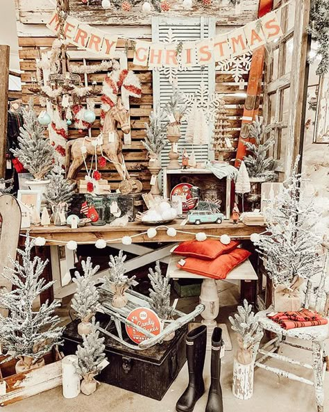 Christmas Shop Displays, Vintage Booth Display, Christmas Booth, Antique Booth Displays, Antique Booth Ideas, Cozy Christmas Decor, Christmas Window Display, Craft Booth Displays, Christmas Mantle